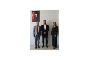 ATA TEKNOKENT BÜNYESİNDE BULUNAN ELSA YAZILIM SAĞLIK TEKNOLOJİLERİ FİRMASINA PLAKET TAKDİMİ